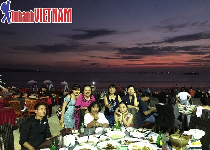 Đoàn ăn tối Barbeque tại bãi biển Jimbaran
