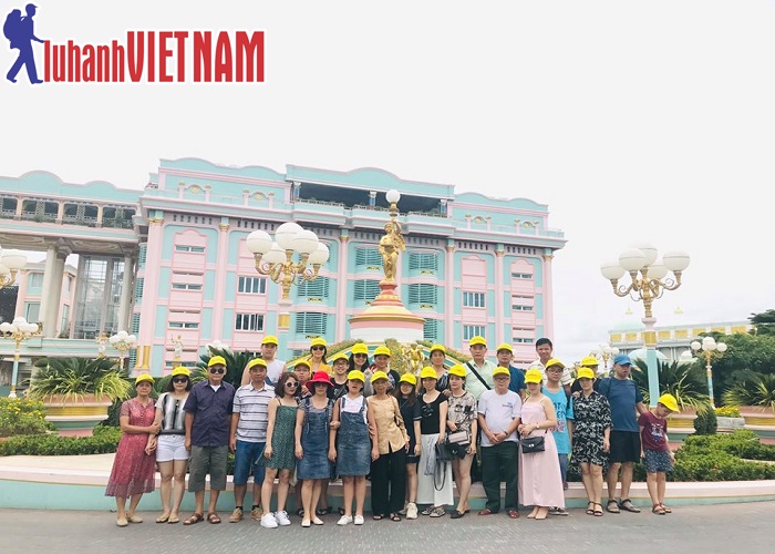 Đoàn du khách đến tham quan Lâu  Đài Tỷ Phú