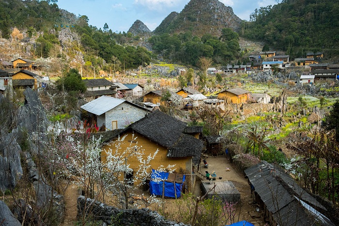Ethnic-minority-village-ha-giang_1047733480
