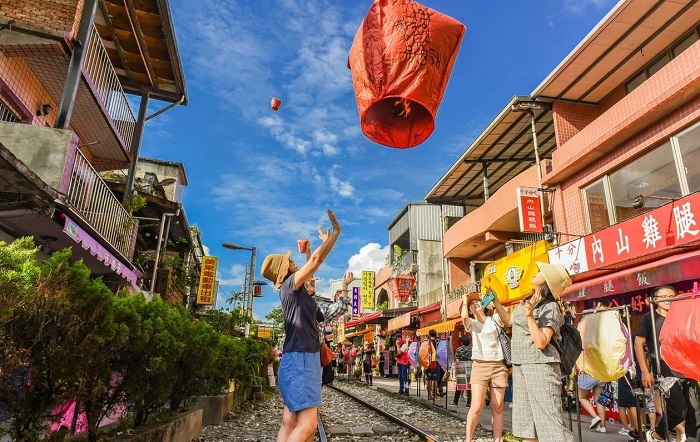 Things-to-Do-in-Taiwan-Shifen-Old-Street-e1539785411423