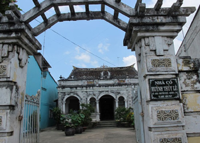 nha-co-huynh-thuy-le