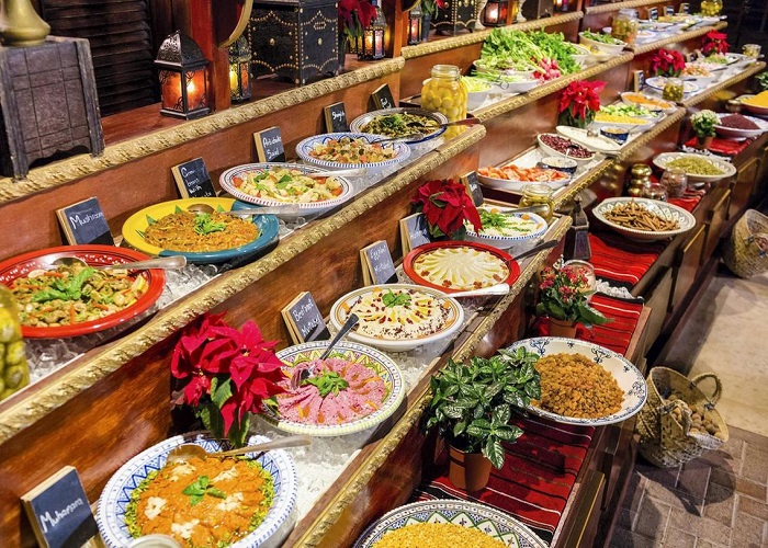 Thưởng thức đồ ăn buffet Ả Rập truyền thống