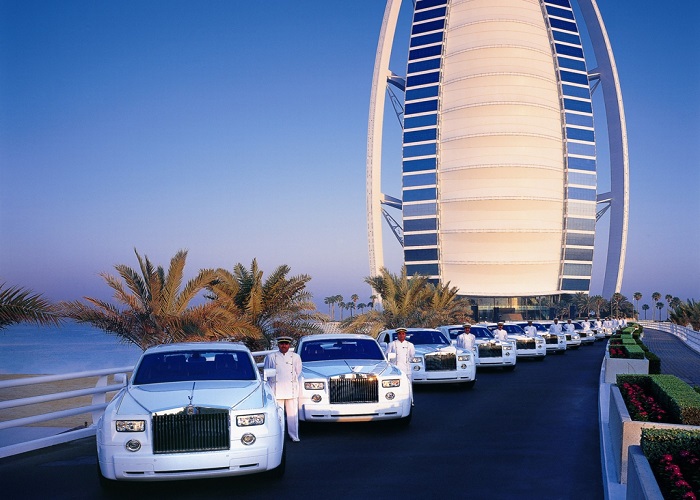 Chụp ảnh bên ngoài khách sạn 7 sao BurjAlArab