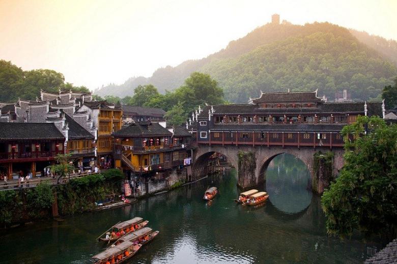 Phượng Hoàng Cổ Trấn