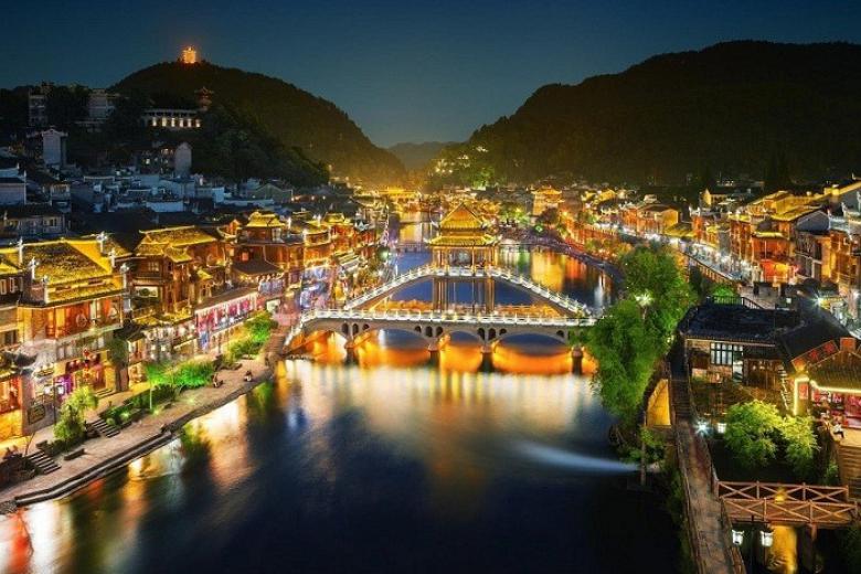 Phượng Hoàng Cổ Trấn