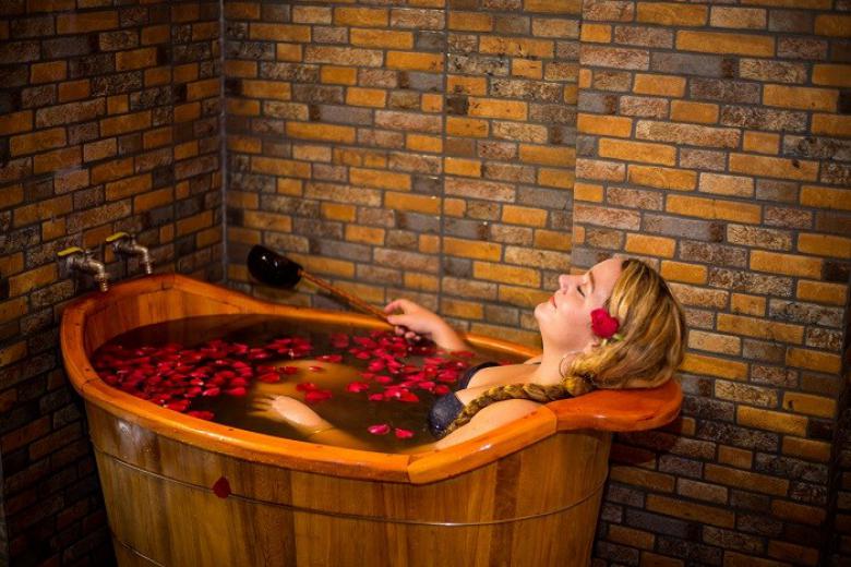 Tắm lá thuốc người Dao đỏ