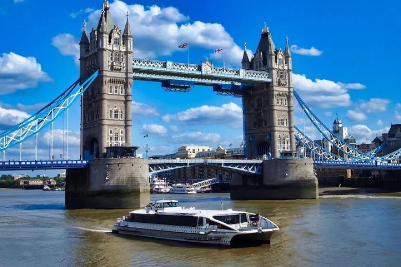 Du thuyền đi dọc sông Thames