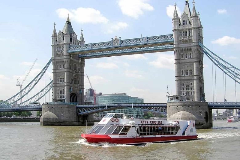 Du thuyền đi dọc sông Thames