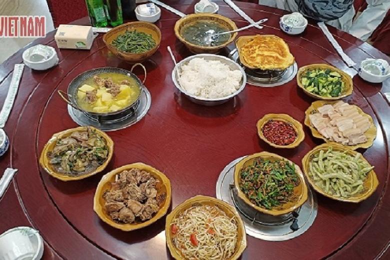 Khách dùng bữa