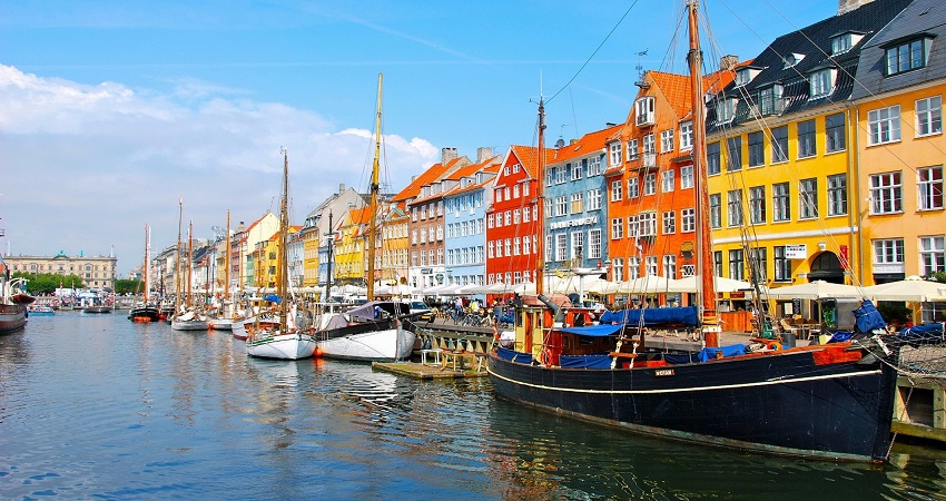 Du thuyền trên hệ thống kênh Nyhavn