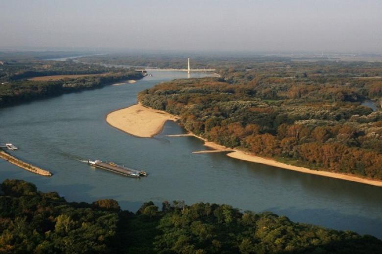 Du thuyền trên sông Danube