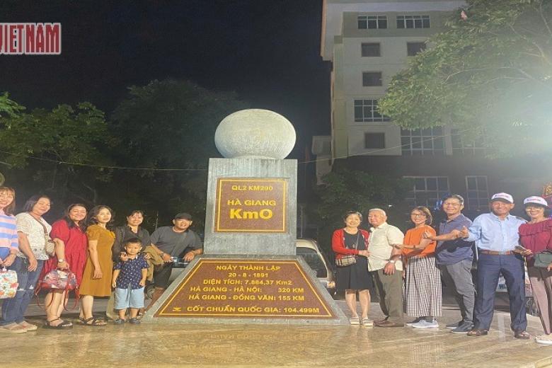 Khách chụp ảnh lưu niệm