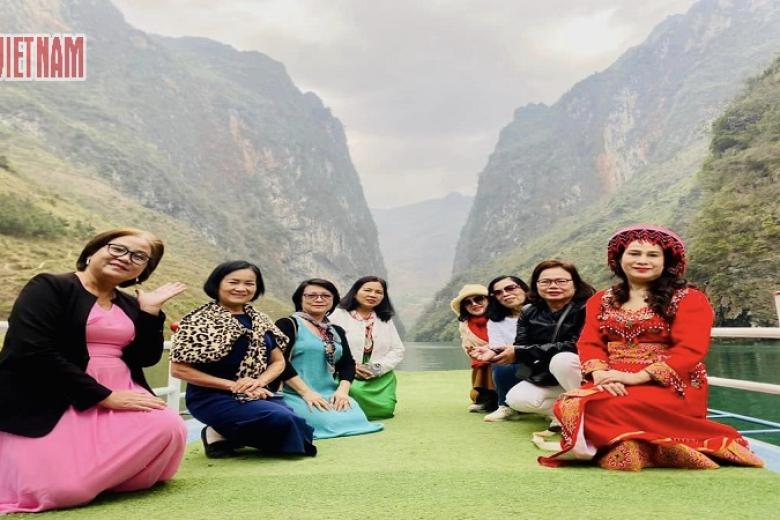 Khách chụp ảnh lưu niệm