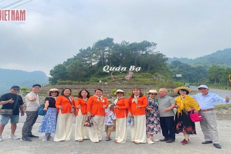 Khách chụp ảnh lưu niệm