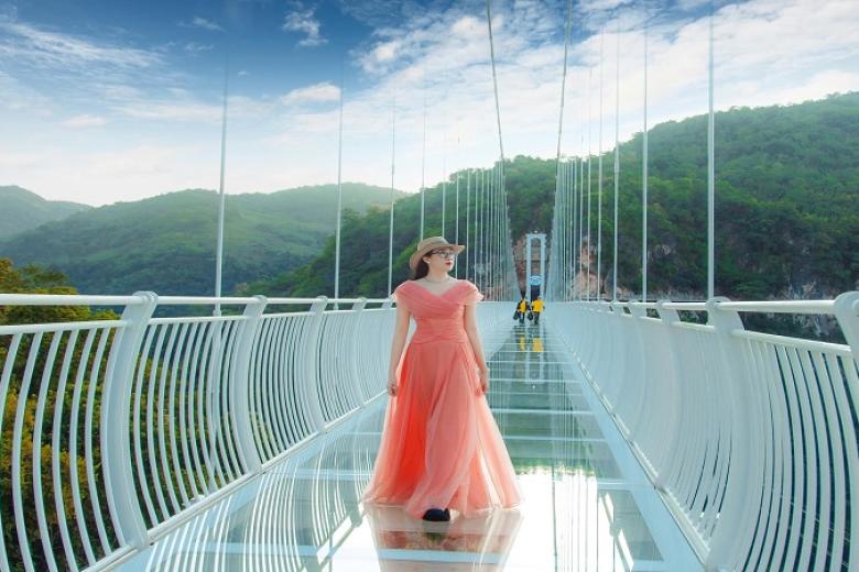 Cầu kính Bạch Long