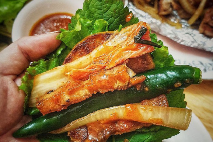 BBQ thịt heo nướng cuốn rau xanh