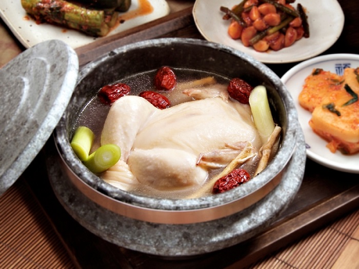 Thưởng thức món soup hầm gà được ninh nhừ với nhân sâm ngọt thanh