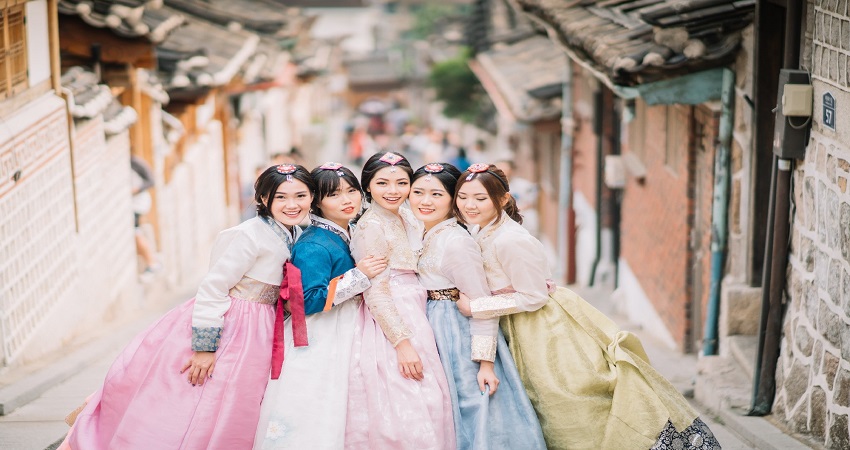 Mặc trang phục truyền thống Hanbok