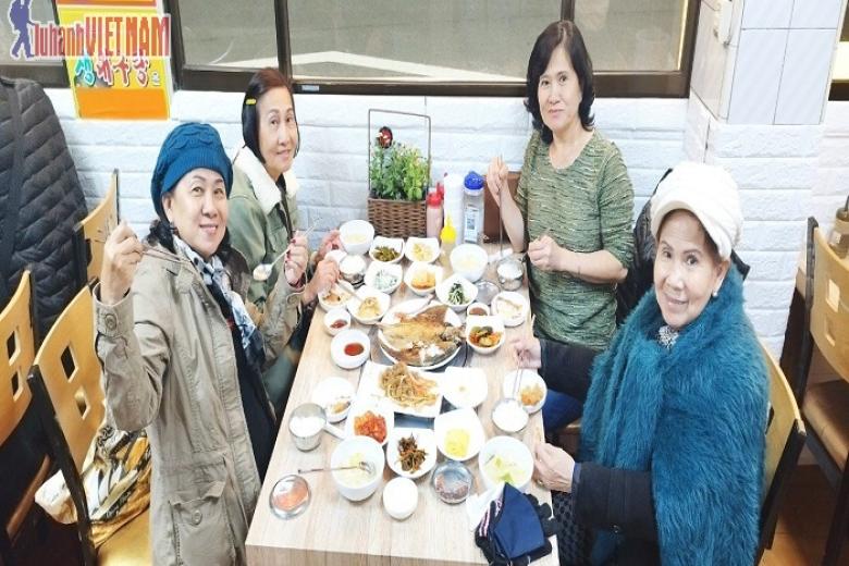 Khách chụp ảnh lưu niệm