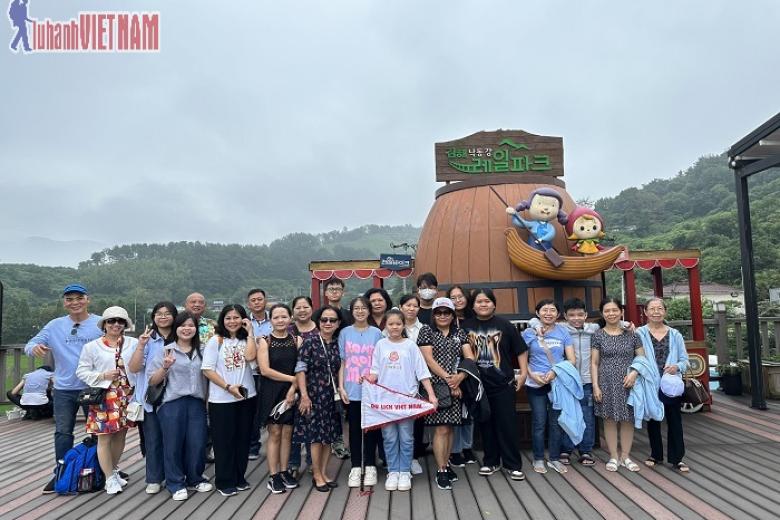 Khách chụp ảnh lưu niệm