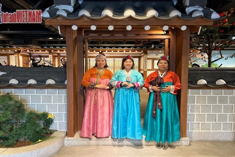 Khách chụp ảnh lưu niệm