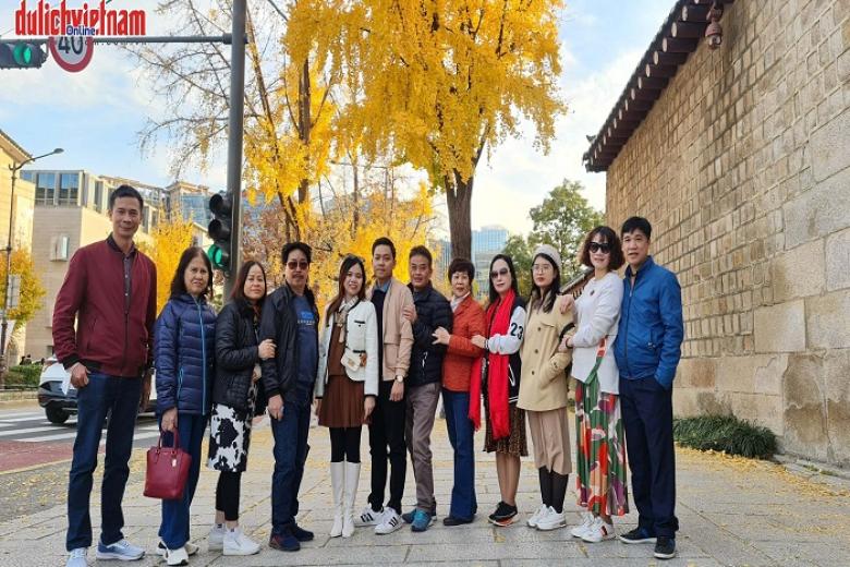 Khách chụp ảnh lưu niệm