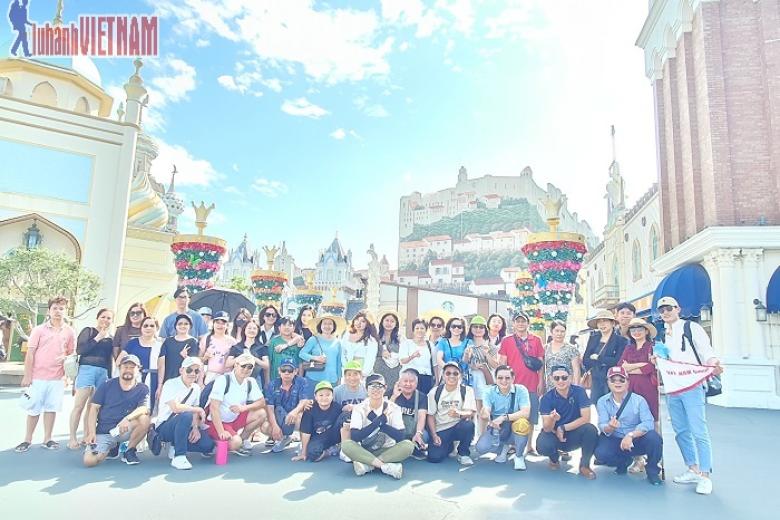 Khách chụp ảnh lưu niệm