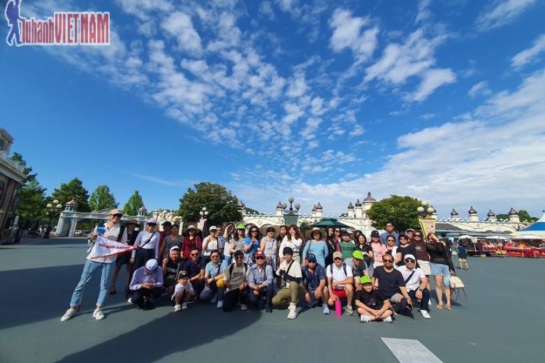 Khách chụp ảnh lưu niệm