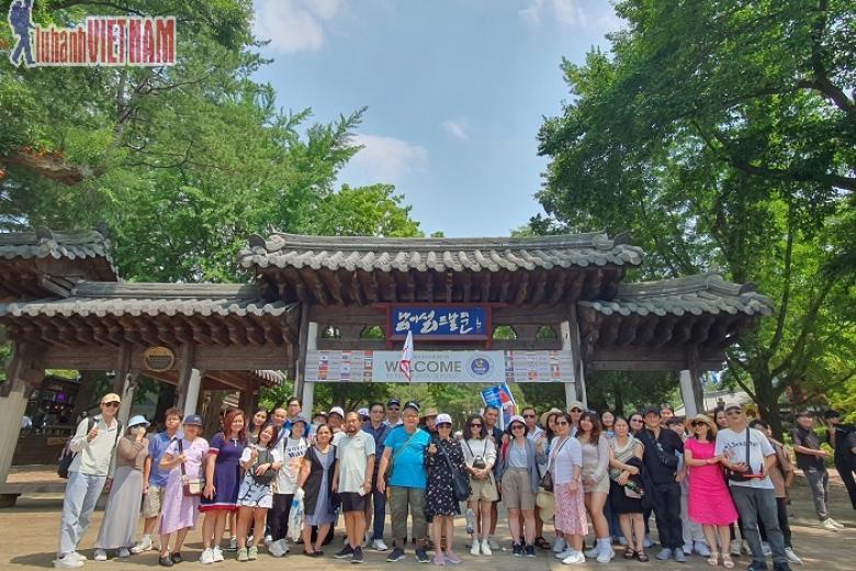 Khách chụp ảnh lưu niệm