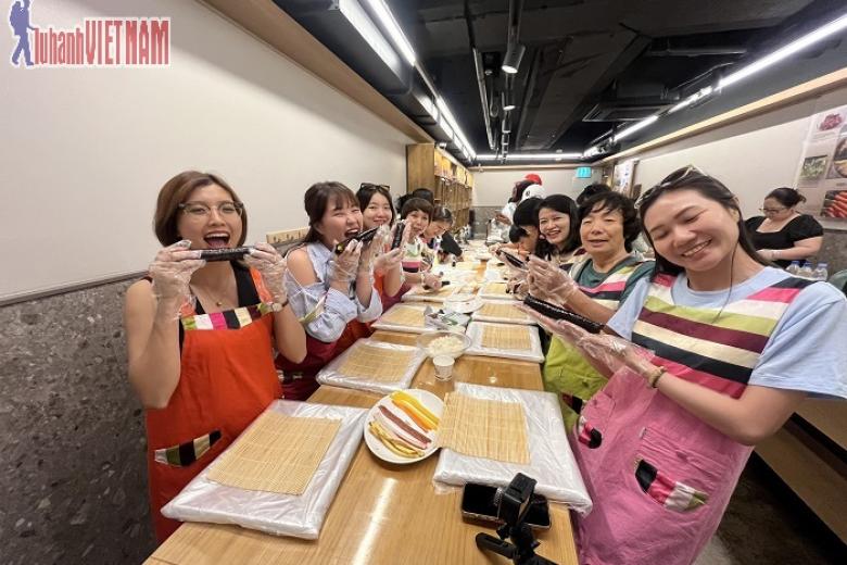 Khách chụp ảnh lưu niệm