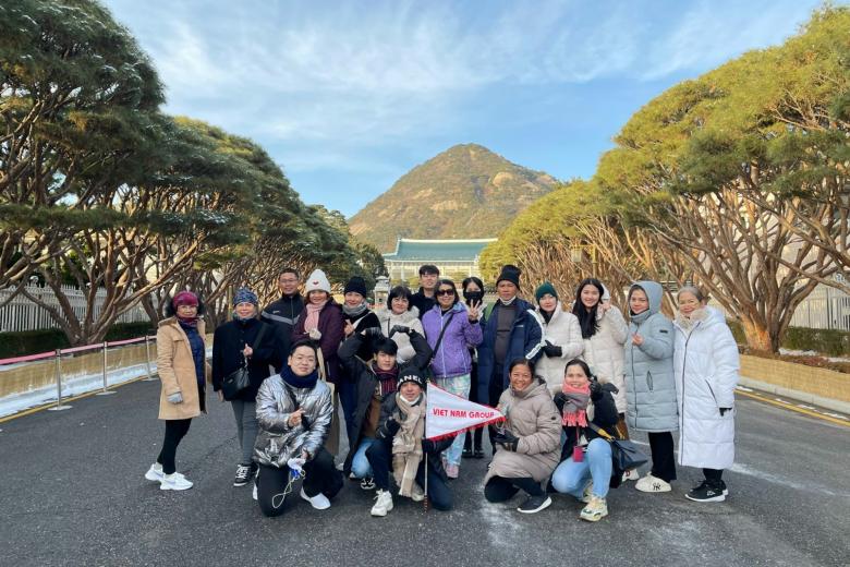 Khách chụp ảnh lưu niệm