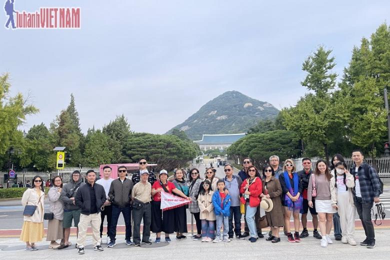 Khách chụp ảnh lưu niệm