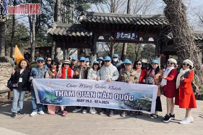 Khách chụp ảnh lưu niệm
