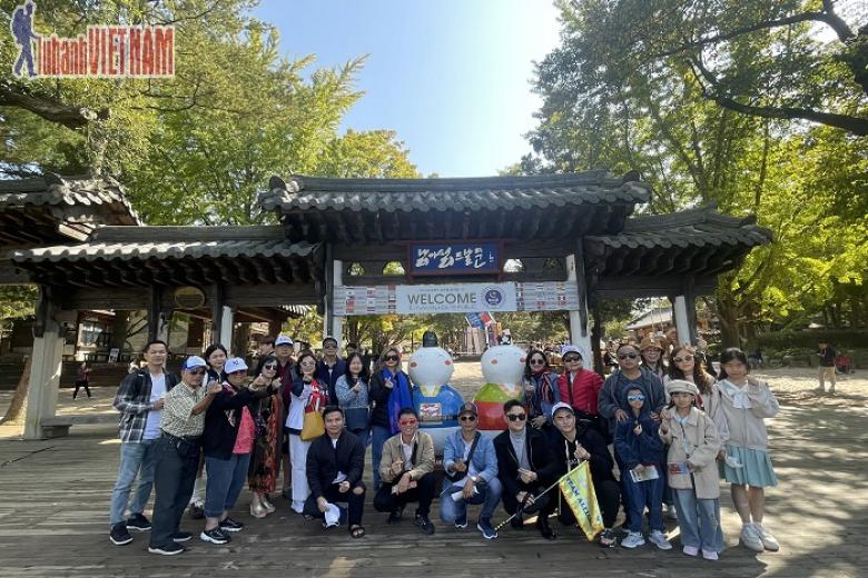 Khách chụp ảnh lưu niệm