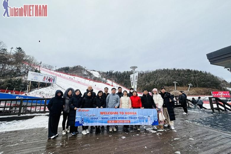 Khách chụp ảnh lưu niệm