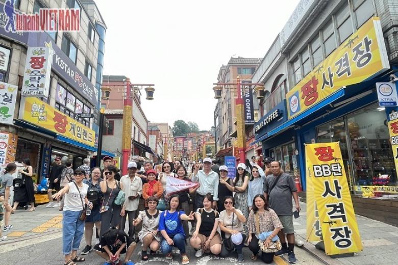 Khách chụp ảnh lưu niệm