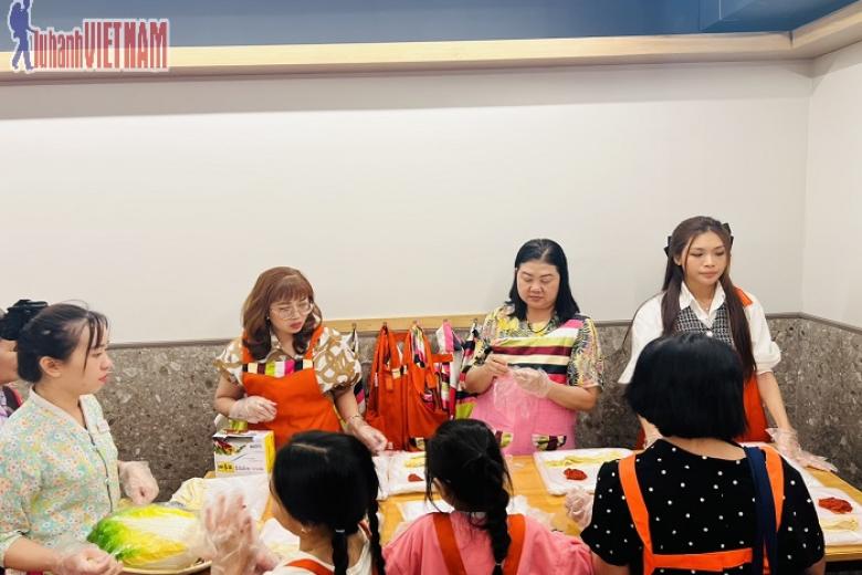 Khách chụp ảnh lưu niệm