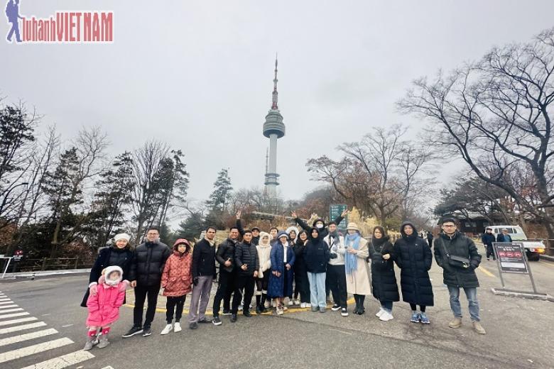 Khách chụp ảnh lưu niệm