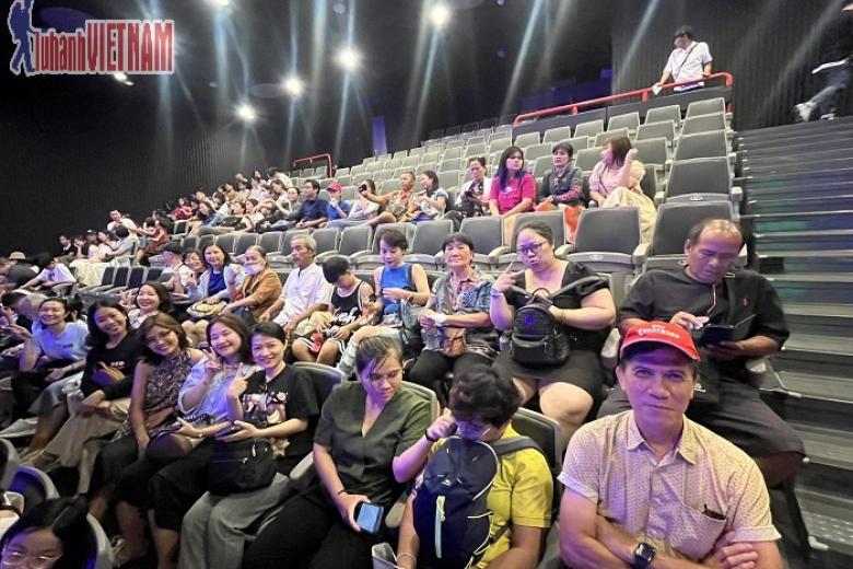 Khách chụp ảnh lưu niệm