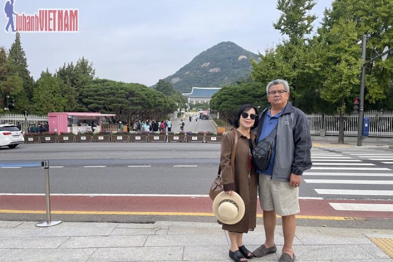 Khách chụp ảnh lưu niệm