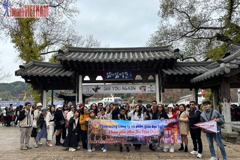 Khách chụp ảnh lưu niệm