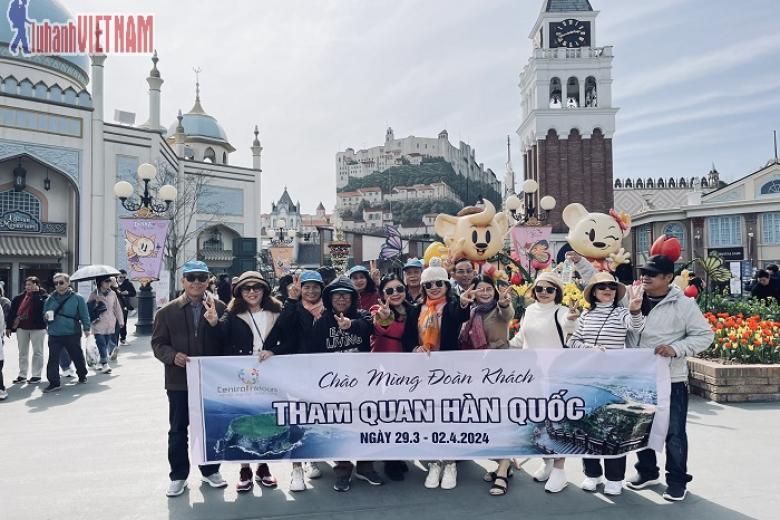 Khách chụp ảnh lưu niệm