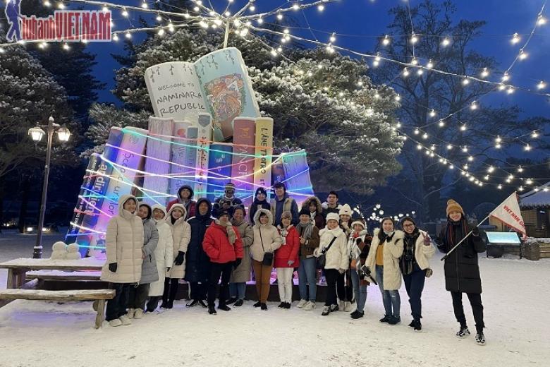 Khách chụp ảnh lưu niệm