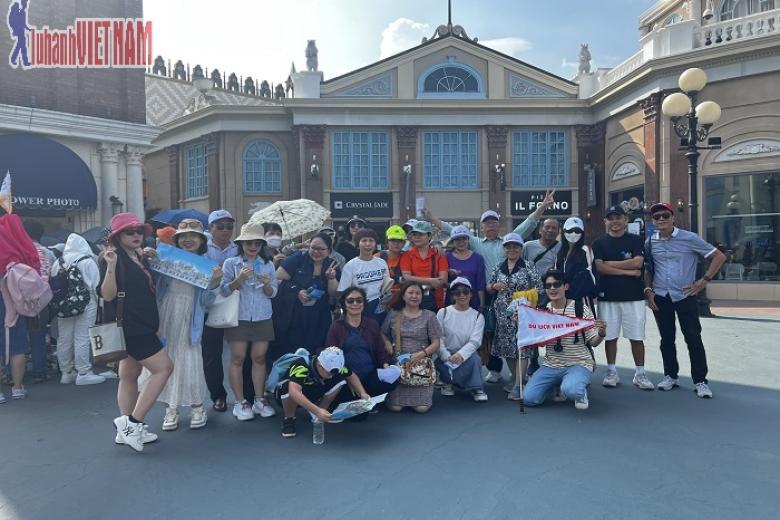 Khách chụp ảnh lưu niệm