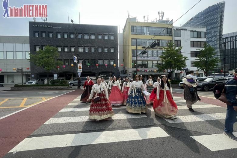 Khách chụp ảnh lưu niệm