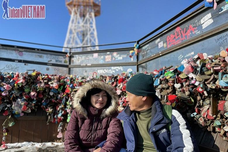 Khách chụp ảnh lưu niệm