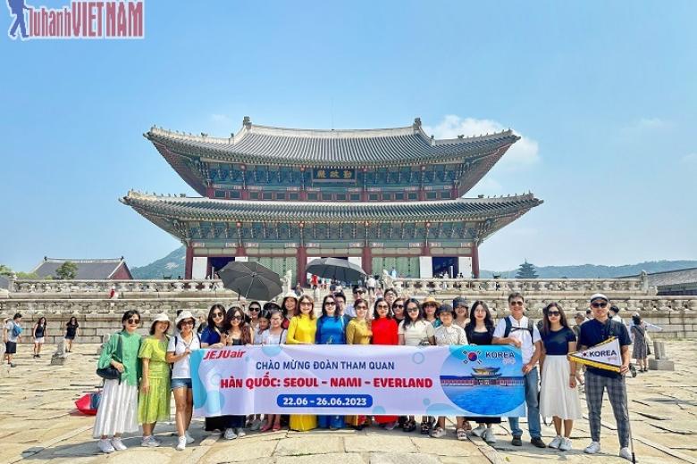 Khách chụp ảnh lưu niệm