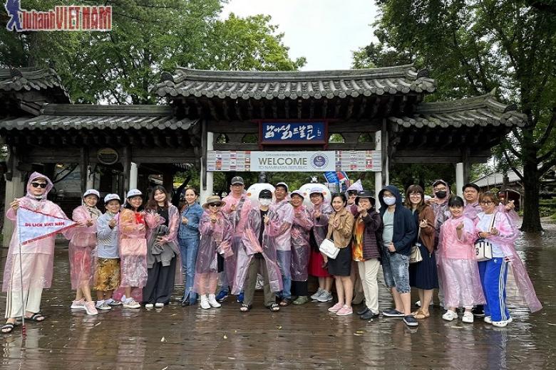 Khách chụp ảnh lưu niệm