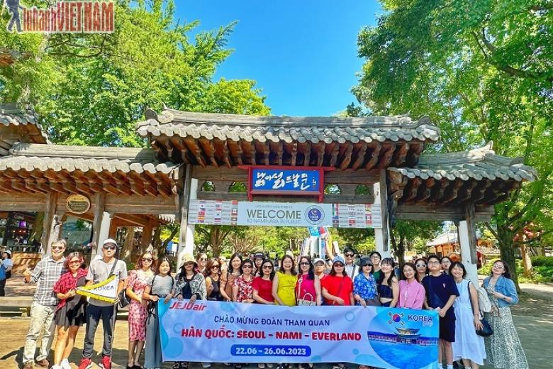 Khách chụp ảnh lưu niệm