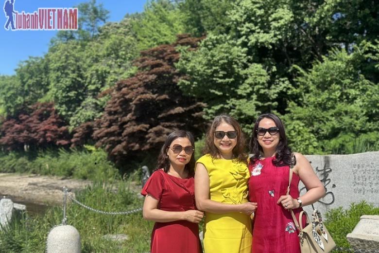 Khách chụp ảnh lưu niệm